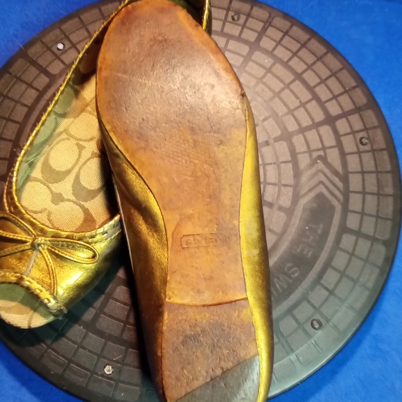 Coach Noella Peep Toe Gold Leather Flats w/ Bow Sz. 7-US - Picture 7 of 8